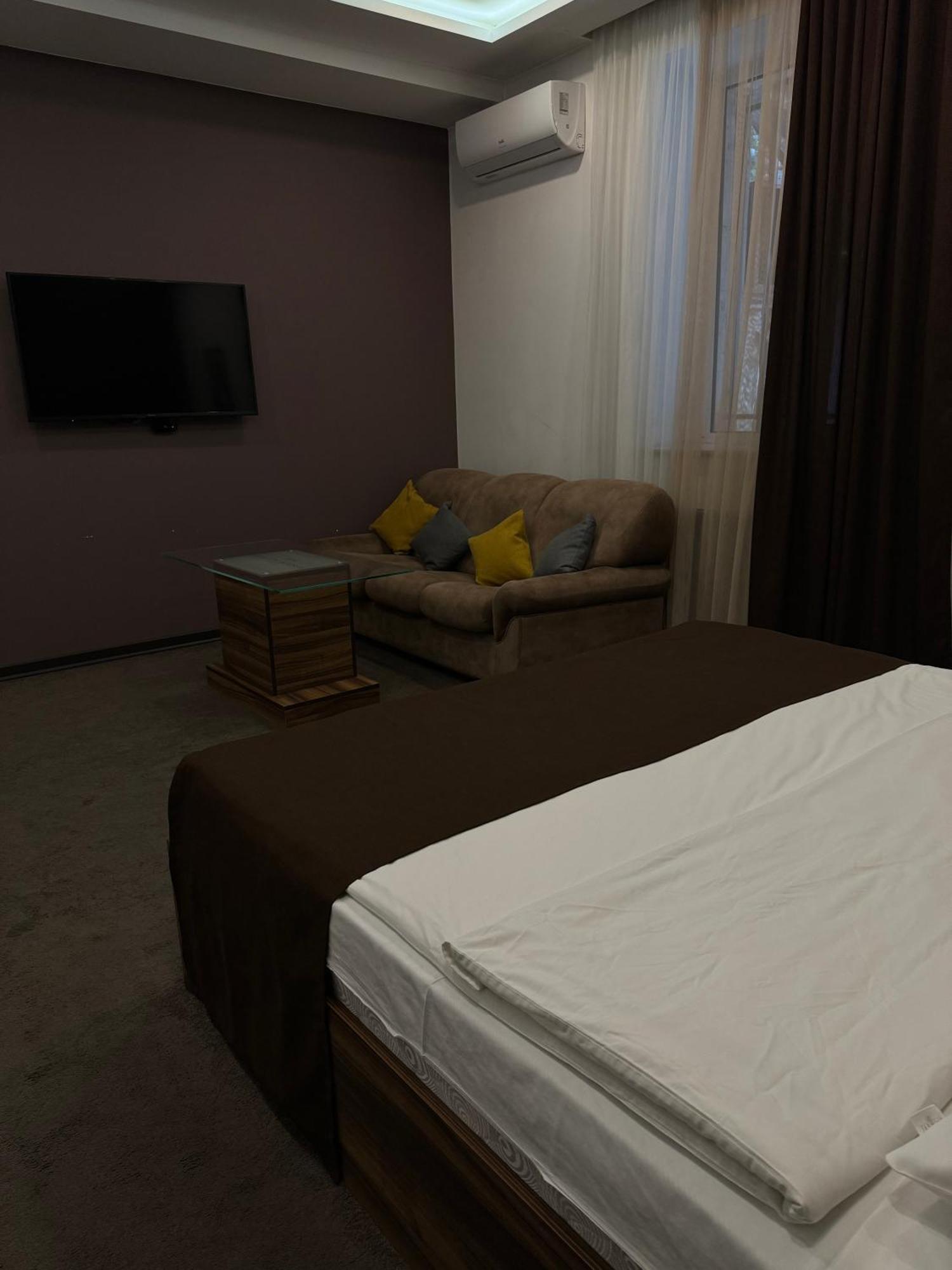 Moscow Boutique Hotel Yerevan Bagian luar foto