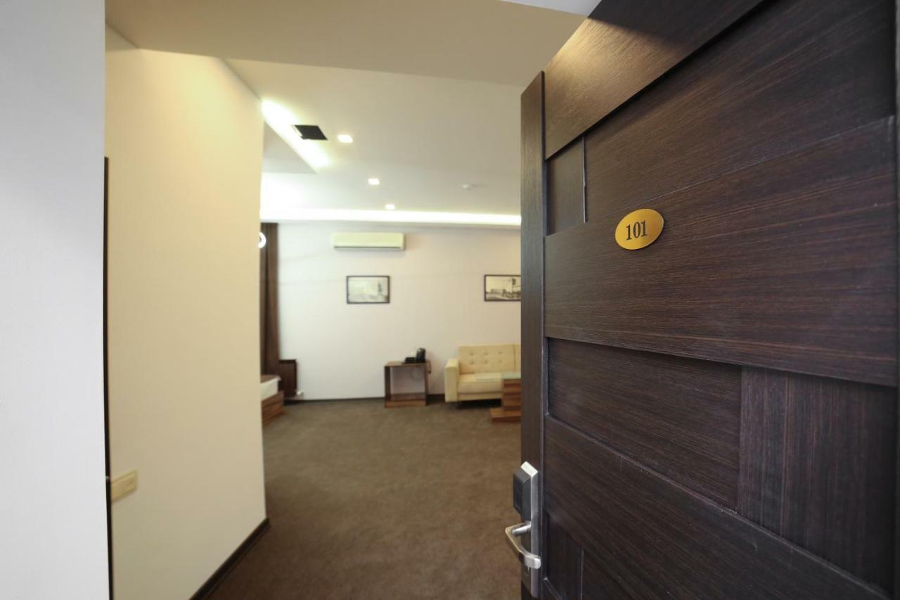 Moscow Boutique Hotel Yerevan Bagian luar foto