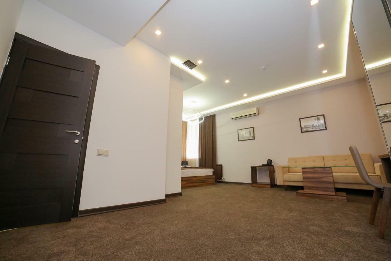 Moscow Boutique Hotel Yerevan Bagian luar foto